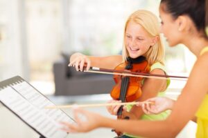 Fille apprenant à jouer de la musique